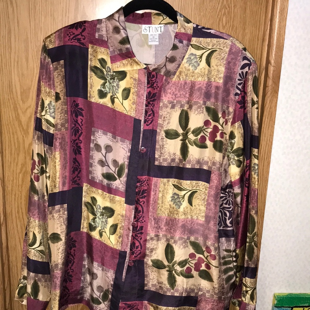 Women’s silk shirt. With shoulder pads